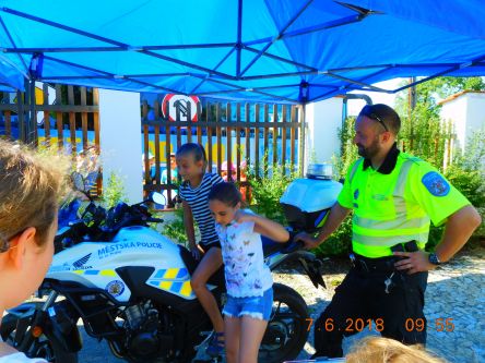 ...policejní motorka...